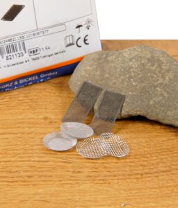 Einzelne Rund- und Rechtecksiebe des Venty Sets vor Stein und Verpackung