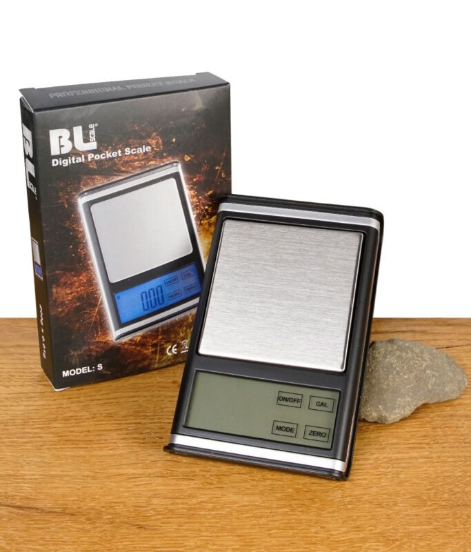 BLScale Digitalwaage Modell S mit Verpackung auf Holztisch