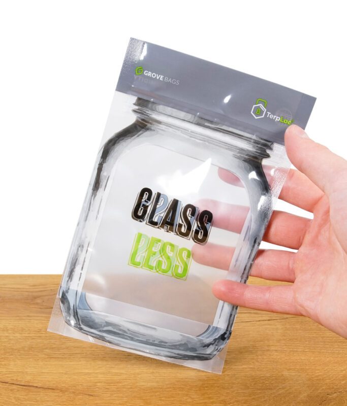 Grove Bags TerpLoc Zip-Beutel mit „Glass Less“-Aufdruck in Hand gehalten