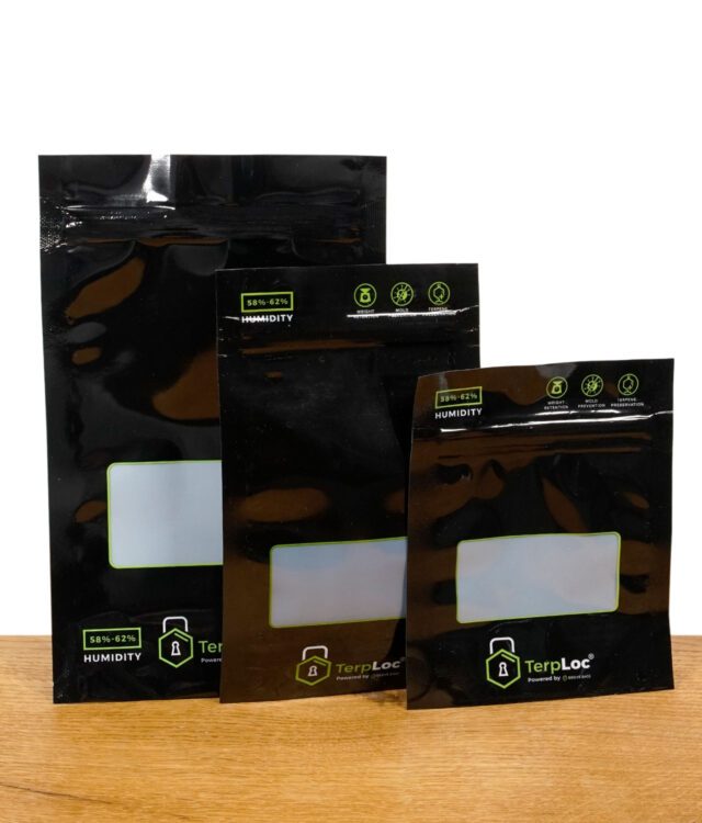 Drei schwarze Grove Bags TerpLoc Beutel in verschiedenen Größen nebeneinander aufgestellt