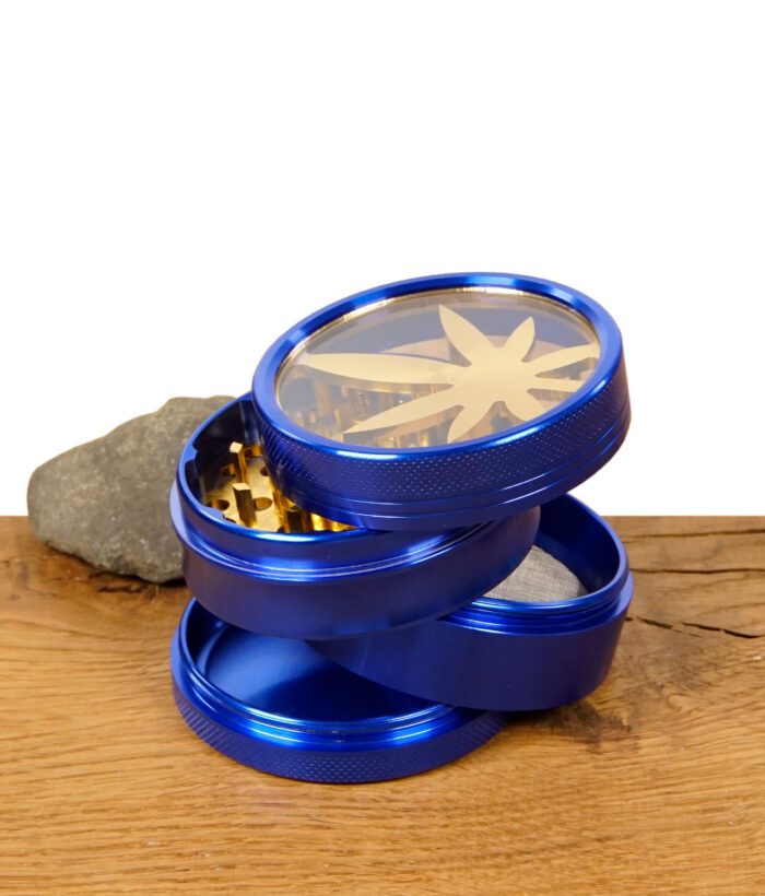 Blauer Grinder in vier geöffneten Teilen mit goldenen Schneidezähnen