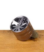 Silberner Grinder mit silbernem Hanfblatt-Einsatz unter dem Acryl-Deckel