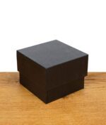Schwarze, schlichte Geschenkverpackung für den Black Leaf Edelstahl Grinder