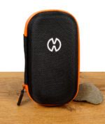 Geschlossene schwarze Hardcase-Tasche mit orangefarbenem Rand und Storz & Bickel Logo