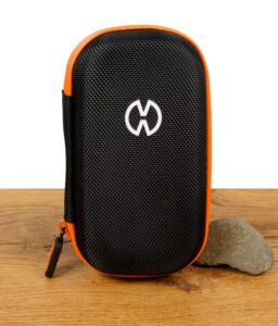 Geschlossene schwarze Hardcase-Tasche mit orangefarbenem Rand und Storz & Bickel Logo