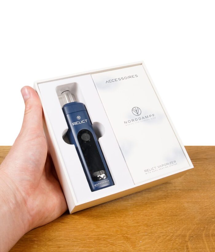 Norddampf Relict Vaporizer in geöffneter Verpackung mit Zubehörfach