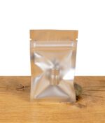 Zwei Dosierkapseln in Zubehörtütchen des Relict Vaporizers auf Holz