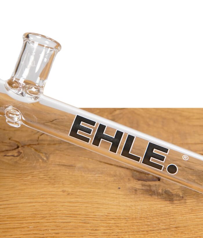 Detailansicht des schwarzen EHLE.-Logos auf dem Glaskawumm