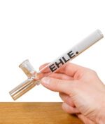 Hand hält das EHLE. Glaskawumm aus Glas