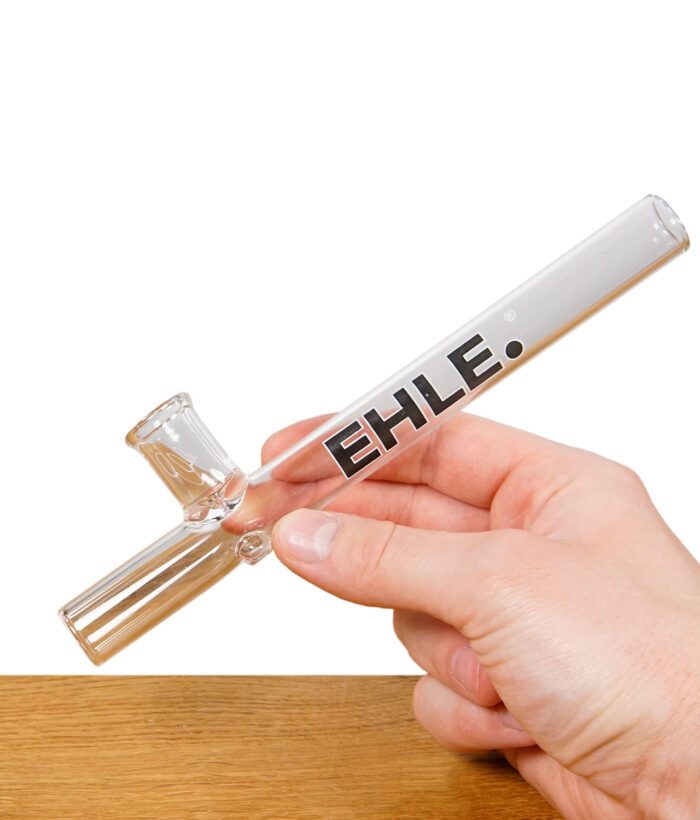 Hand hält das EHLE. Glaskawumm aus Glas