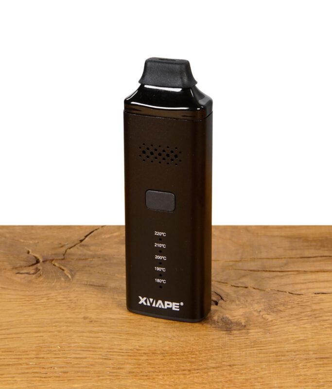 XVAPE Avant Vaporizer aufrecht stehend, mit sichtbarer Temperaturanzeige und Luftlöchern an der Vorderseite.