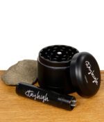 Schwarzer Grinder mit Clipper-Feuerzeug und stayhigh-Logo im Set