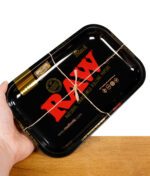 RAW Drehunterlage in Hand gehalten – stabile Metallplatte aus dem Set