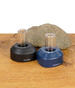 Zwei Relict Vaporizer Kühleinheiten in Schwarz und Blau nebeneinander auf Holztisch