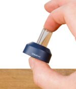 Blaue Kühleinheit von Relict Vaporizer wird zwischen zwei Fingern gehalten