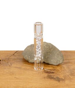 Glasmundstück mit Kühlperlen für den Norddampf Relict Vaporizer auf Holzuntergrund