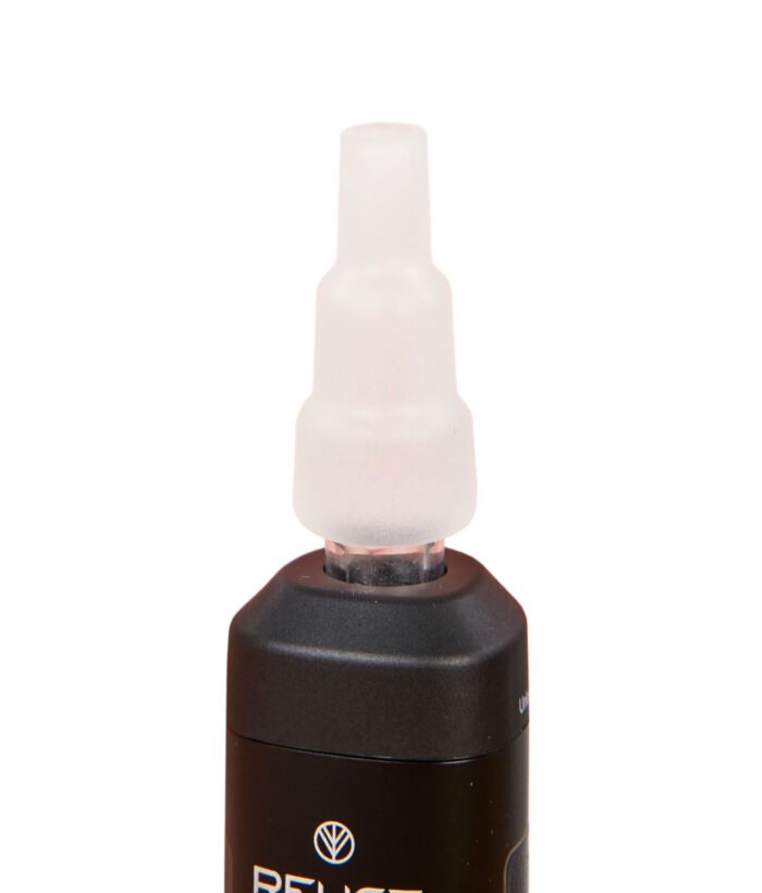Bongadapter auf dem Relict Vaporizer montiert, bereit zum Anschluss an eine Bong