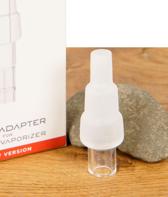 Norddampf Bongadapter stehend auf Holz mit Produktverpackung im Hintergrund
