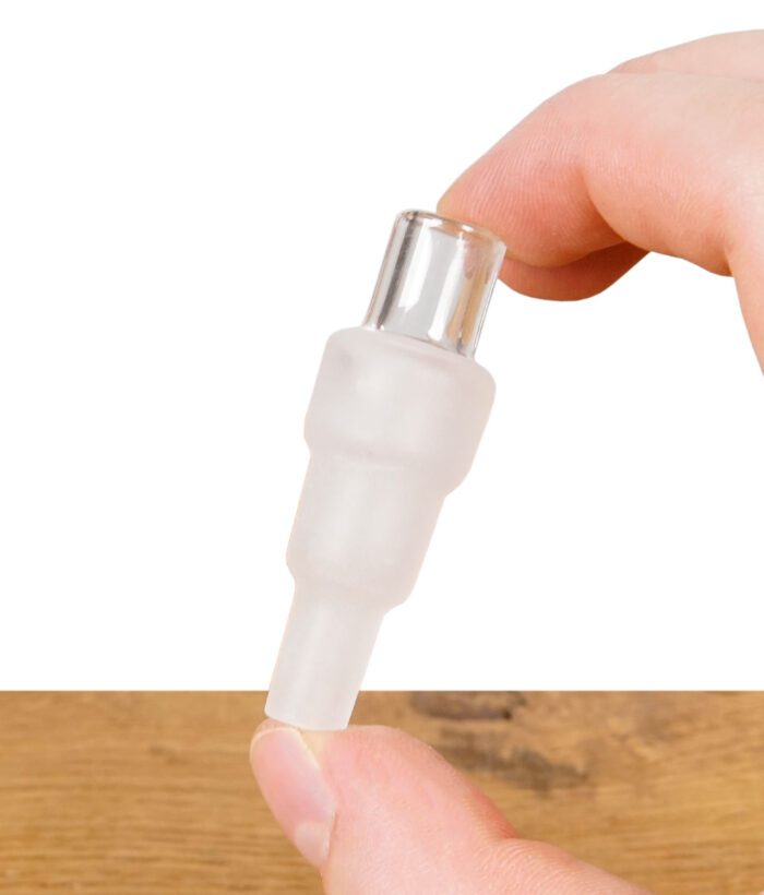 Hand hält den Norddampf Bongadapter für den Relict Vaporizer mit NS14/19 Schliff