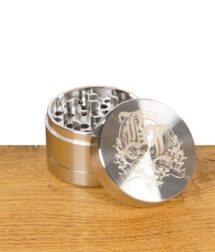 Geöffneter Black Leaf Edelstahl Grinder mit sichtbarem Mahlwerk und Logo-Deckel