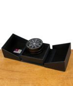 Thorinder Grinder in geöffneter, gepolsterter Geschenkbox mit Sicherheitssiegel
