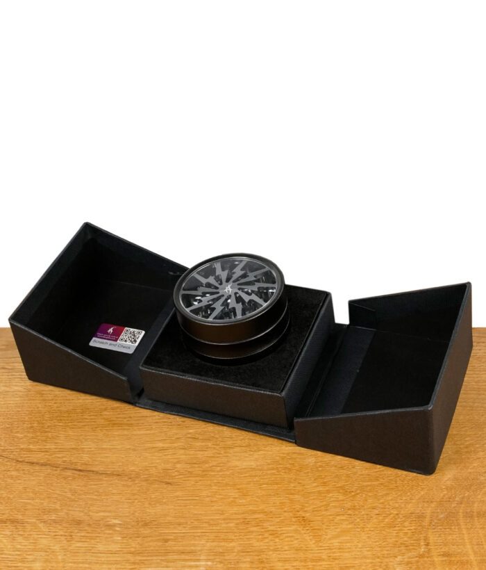 Thorinder Grinder in geöffneter, gepolsterter Geschenkbox mit Sicherheitssiegel