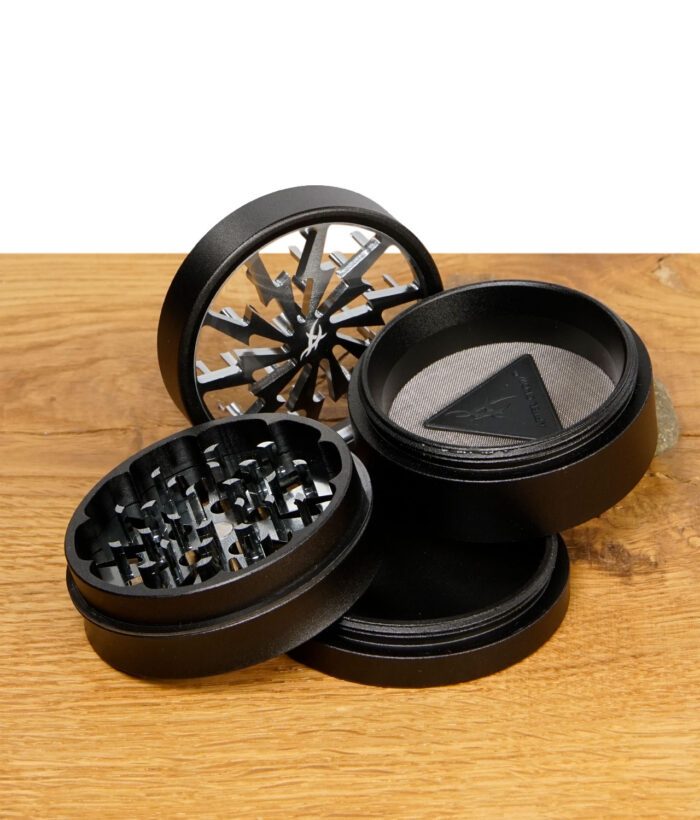 Geöffneter Thorinder Grinder mit vier Teilen, Mahlwerk, Pollensieb und Schaber