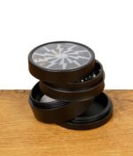 Zusammengesetzter Thorinder Grinder mit durchsichtigem Deckel auf Holztisch