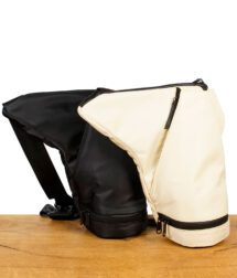 Zwei Puffco Journey Bags in Schwarz und Sandfarbe stehend nebeneinander