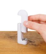 Eine Hand führt die obere Abdeckung des Vaporizers präzise in das Gehäuse ein – gut sichtbar ist die magnetische Steckverbindung.