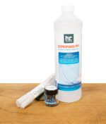 Flasche Isopropanol, Pfeifenreiniger und Glasbehälter mit „Fresh“-Label auf Holz