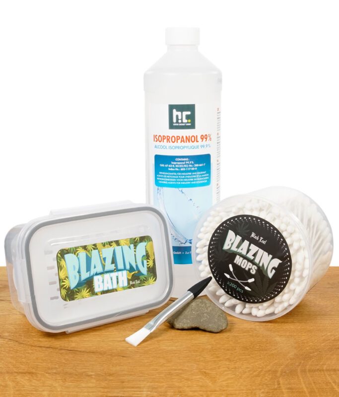 Reinigungsset mit Isopropanol, Blazing Bath Box, Wattestäbchen und Pinsel auf Holz