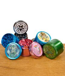 Gruppenbild aller 5 Black Leaf Grinder Designs auf Holzuntergrund