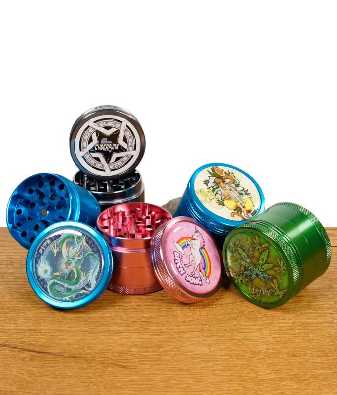 Gruppenbild aller 5 Black Leaf Grinder Designs auf Holzuntergrund