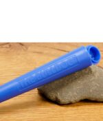 Nahaufnahme eines blauen THE BULLDOG Jointtubes mit Logo-Prägung auf Holzuntergrund.