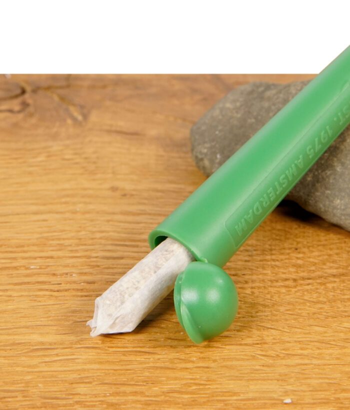 Grüner THE BULLDOG Jointtube mit geöffnetem Deckel und sichtbarem Joint im Inneren auf Holztisch.
