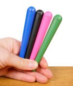 Hand hält vier THE BULLDOG Jointtubes in den Farben Blau, Schwarz, Pink und Grün über einem Holztisch.