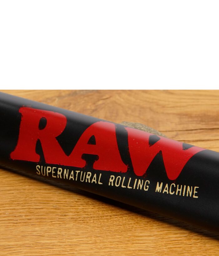 Nahaufnahme der RAW Supernatural Rolling Machine mit großem roten RAW-Logo auf schwarzer Metalloberfläche.