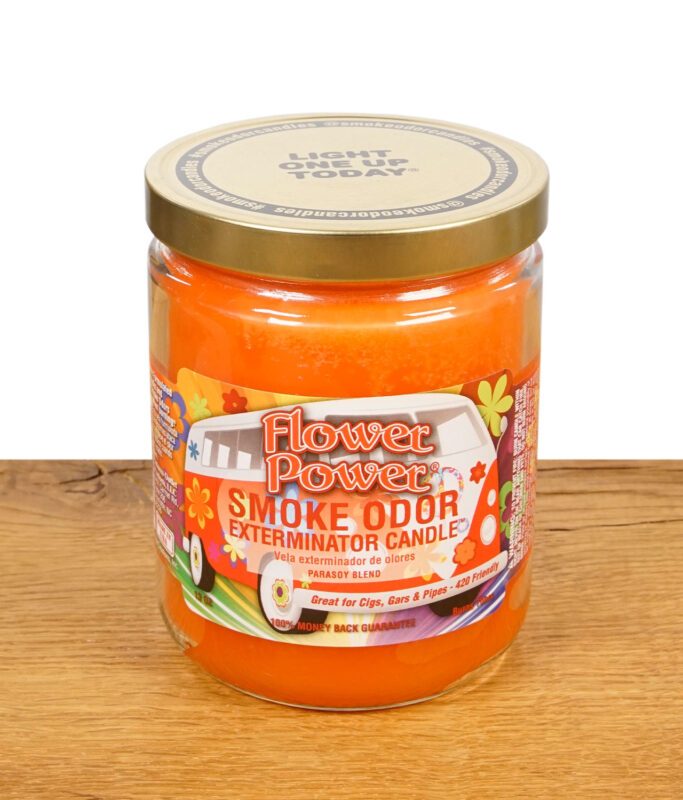 Smoke Odor Exterminator Candle in der Duftrichtung Flower Power mit goldenem Deckel und buntem Etikett im Hippie-Design.