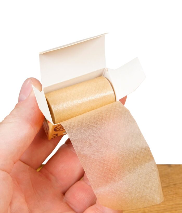 RAW Classic Gum Strips Rolle in geöffneter Verpackung wird von Hand gehalten