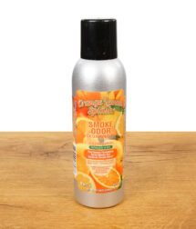 Spraydose Smoke Odor Exterminator Orange Lemon Splash mit geschlossenem Deckel auf Holztisch