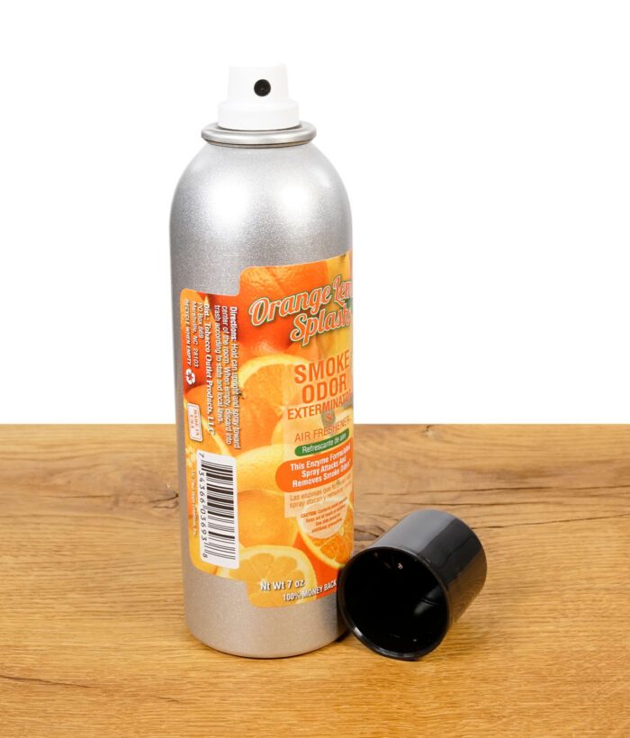 Geöffnete Spraydose Smoke Odor Exterminator Orange Lemon Splash mit abgenommenem Deckel