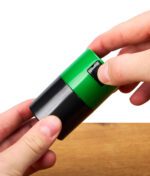 Hand drückt auf den Druckverschluss eines grünen Tightpac Vitavac Vakuum-Containers