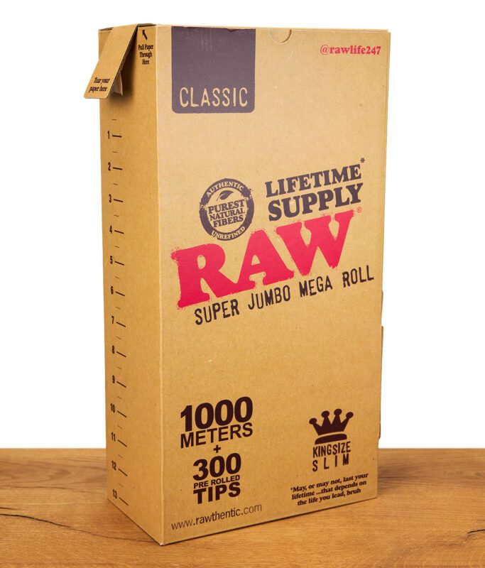 RAW Lifetime Supply Mega Box mit 1000 Metern Kingsize Slim Paper von der Seite fotografiert.
