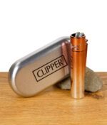 Clipper Feuerzeug mit glänzendem Finish vor silbernem Etui.