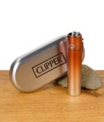 Clipper Feuerzeug mit mattem Gradient-Finish vor silbernem Etui.