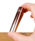 Clipper Feuerzeug mit Farbverlauf wird von einer Hand gehalten.
