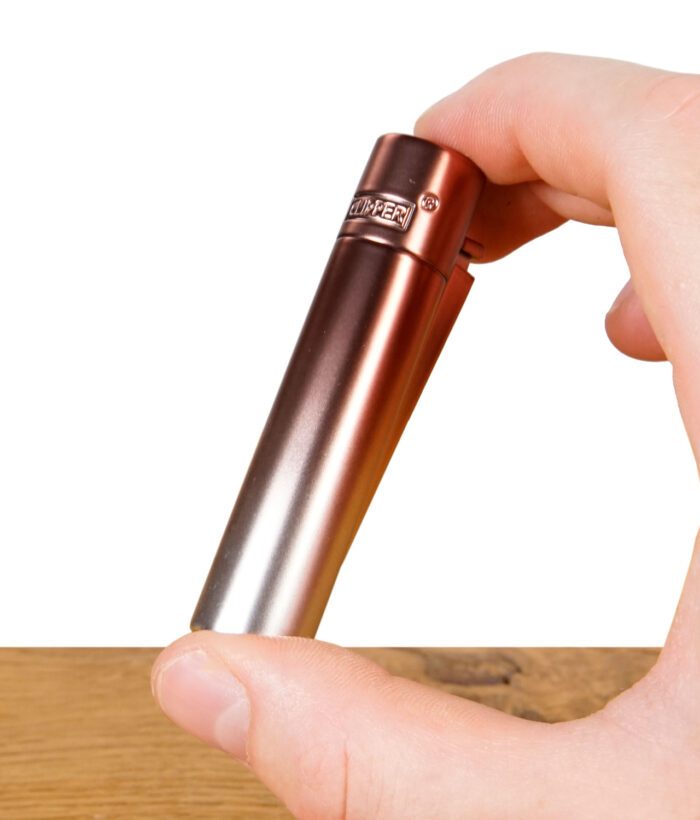 Clipper Feuerzeug mit Farbverlauf wird von einer Hand gehalten.
