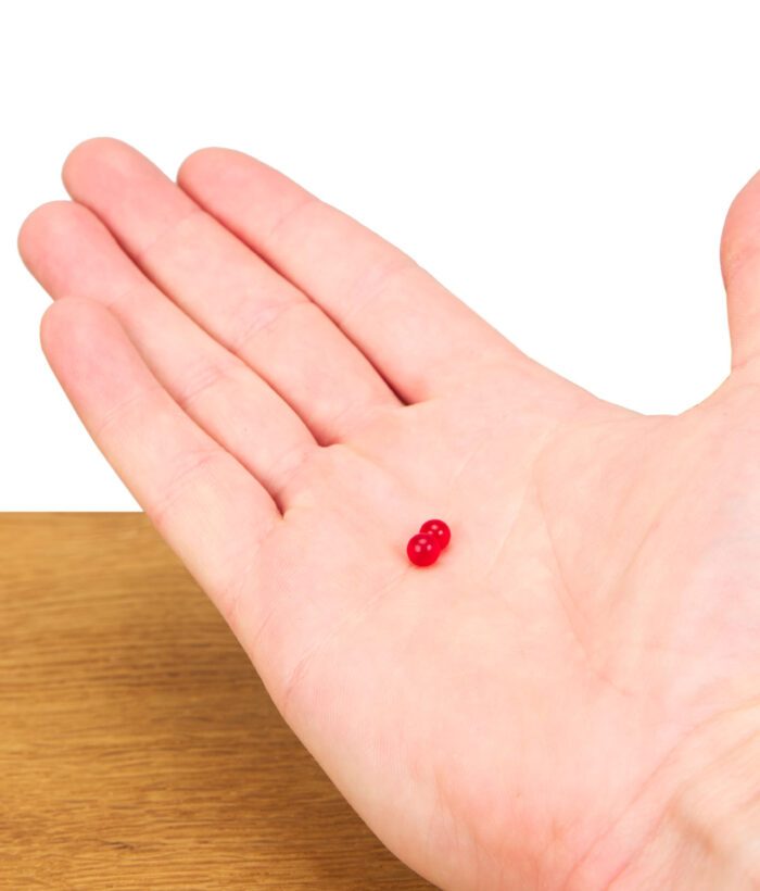 Zwei Rubin Pearls liegen gut sichtbar in einer ausgestreckten Handfläche