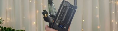 Hand hält Puffco Peak Pro 3DXL und Storz & Bickel Mighty Vaporiozer in der Hand. Vaporizer erzeugt keinen Dampf.